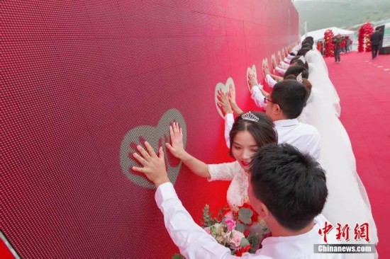  数对新人在婚礼现场按手印 图文无关 中新社记者 贾天勇 摄