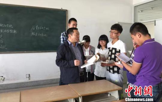 全国教书育人楷模扎根西部30载深耕“讲台”不言悔