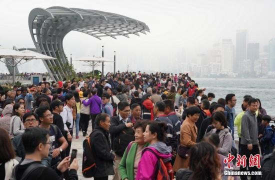 　资料图：香港星光大道迎来大批游客。中新社记者 张炜 摄