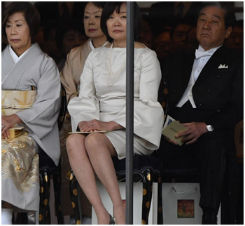  安倍昭惠身穿“露膝裙” 图源：雅虎新闻