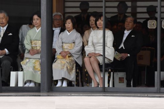 安倍夫人坐下之后,露出来的膝盖显得更加显眼(《日刊体育》)