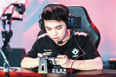 作为职业赛中的“高龄”选手,郭子恒不后悔当初上大学的决定。KPL供图