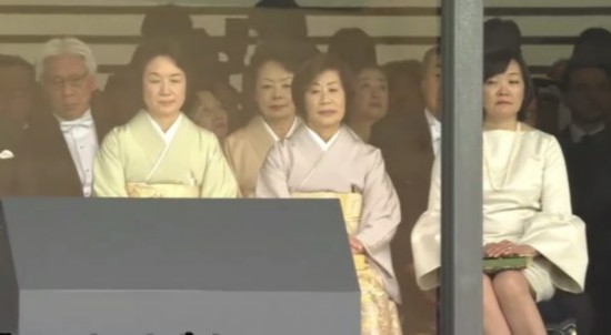 安倍夫人似乎在斜眼看旁边穿和服的女性(《日刊体育》)