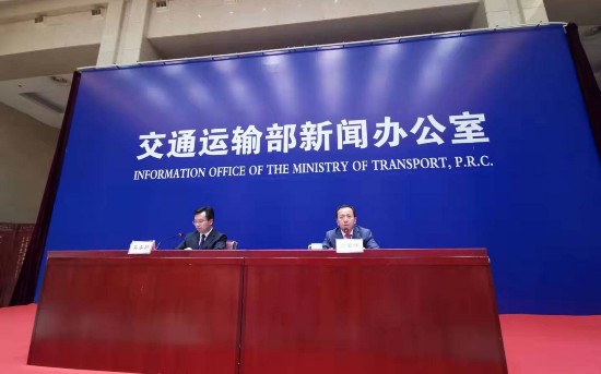 交通运输部公路局副局长周荣峰讲解国家公路网命名编号调整方式。新京报记者 裴剑飞 摄