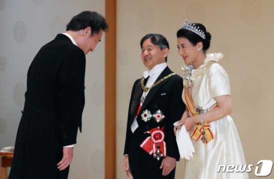  22日，李洛渊会见日本德仁天皇。（news 1）