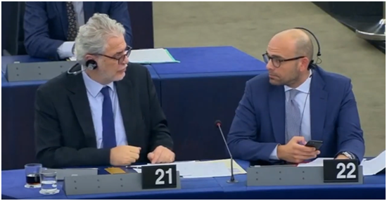 (当时视频显示,在场议员似乎不甚满意欧卡的行为)