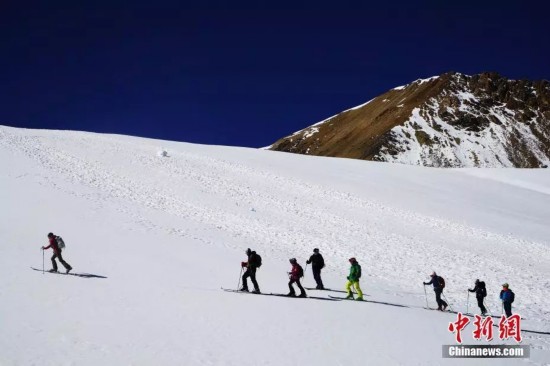 资料图：雪山徒步。（图文无关）