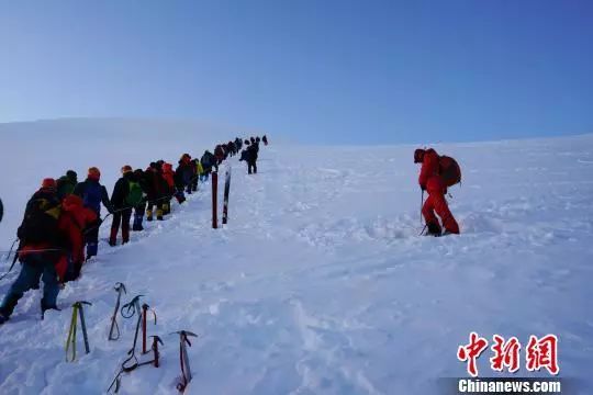资料图：登山。（图文无关）