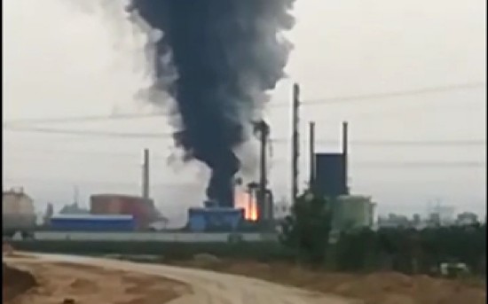 河南辉县市一化工厂发生爆燃事故，浓烟冒向天空。视频截图