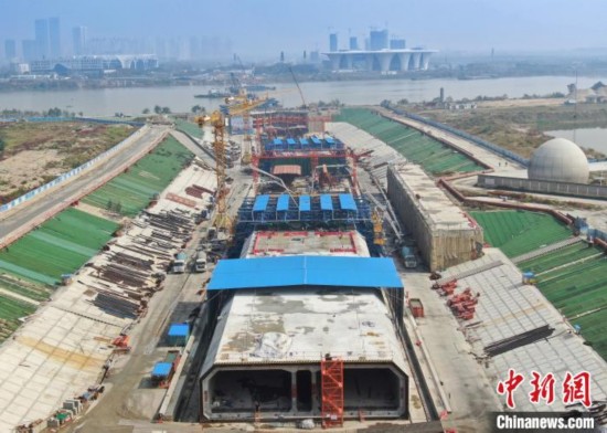 湖北襄阳建汉江沉管隧道首节标准管完成浇筑