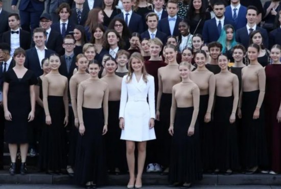 　　伊丽莎白公主与芭蕾舞者等人合影（图源：路透社）