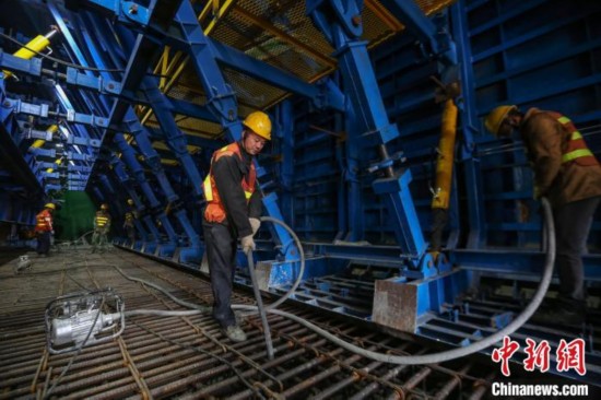 工人正在进行混凝土振捣 杨东 摄