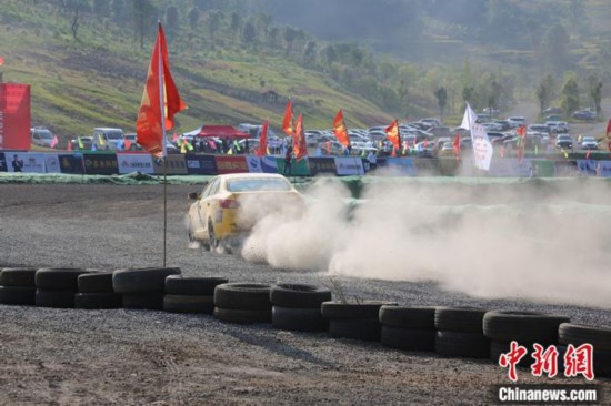 图为2019晴隆县汽车拉力赛比赛现场。张霆 摄