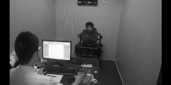　警方正在审讯犯罪嫌疑人。警方供图