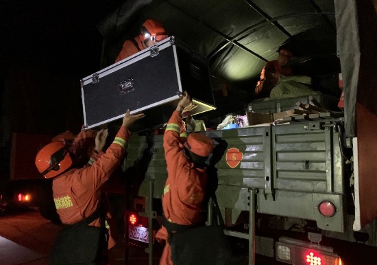 森林消防人员帮助群众转移物资。 受访者供图