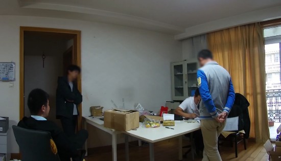 　警方在犯罪嫌疑人制假火车票窝点进行调查。警方供图