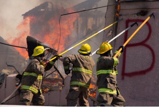 台湾消防衣不耐烧（图源：台媒）