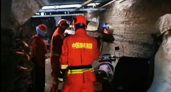 森林消防人员已进入群众家中，清理掉落物。  受访者供图