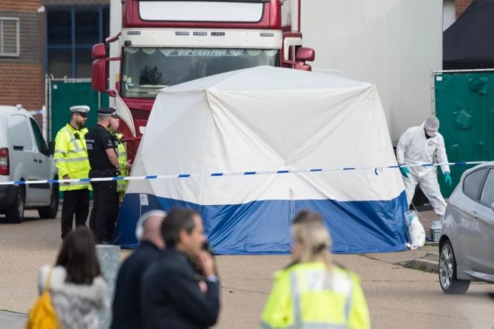 10月23日,在英国埃塞克斯郡一个工业园区内,警察在发现遗体的集装箱货车附近工作。新华社发(雷伊·唐摄)