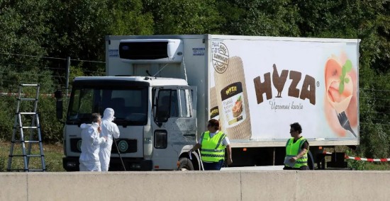 2015年8月27日,在奥地利东部靠近匈牙利边境的高速公路上,调查人员站在一辆车旁。新华社/美联