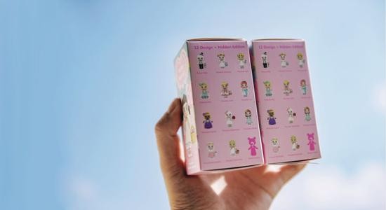 玩家展示&ldquo;盲盒&rdquo;玩具。图/ 视觉中国