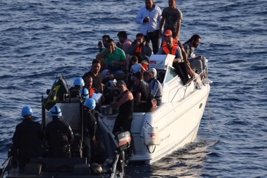 这是2018年10月11日在地中海海域拍摄的非法移民船。新华社/美联