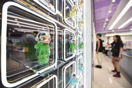POP MART店里的Molly展架。图/视觉中国