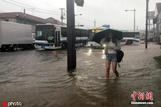 图为日本千叶县成田市,当地遭遇暴雨袭击,街道遭水淹。 图片来源:ICphoto
