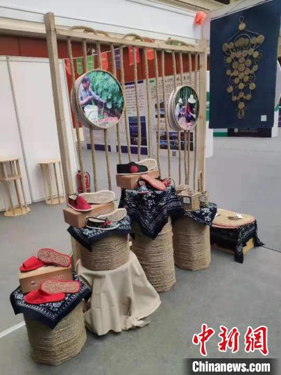 如今,除制作潞麻绳外,苏平安还会制作潞麻鞋底、潞麻坐垫、潞麻花篮等,还会根据人们的需要制作室内装饰。 苏和平 摄