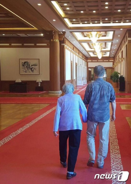 2017年,文在寅陪母亲在青瓦台过中秋(news 1)