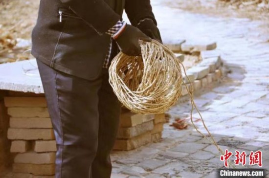 过去做农活儿需要麻绳的地方很多,可以说麻绳曾是农民生产、生活的必需品,老百姓捆绑、背运、拉车、拉磨、拉碾都需要麻绳。 苏和平 摄