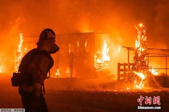 近日美国加州野火持续肆虐,加州州长纽瑟姆10月27日宣布全州进入紧急状态,有数十万人被下令撤离家园。图为消防员在现场灭火。