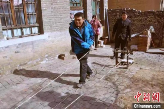 潞麻绳制作需要整麻皮、纺胚、合绳、磨绳、打捆共5道主要工序。 苏和平 摄