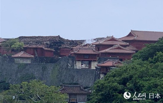 在首里城大火被完全扑灭后,现场仍有浓烟升起。(晨曦 摄)