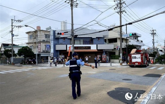 现场进行交通疏导的那霸警方。(晨曦 摄)