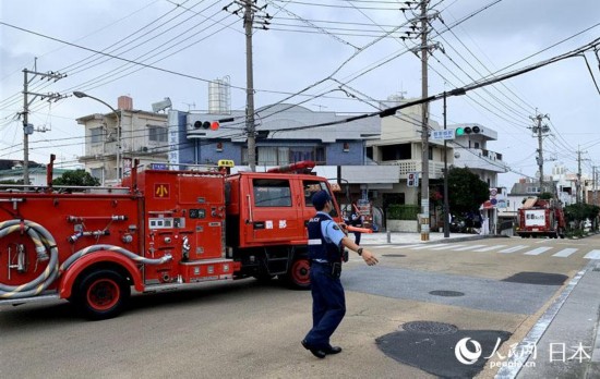 现场进行交通疏导的那霸警方。(晨曦 摄)