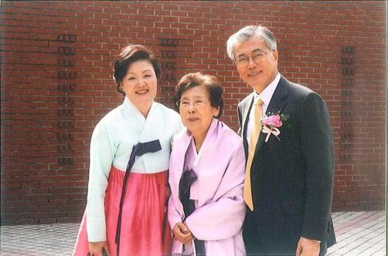文在寅夫妇与母亲的合影（news 1）
