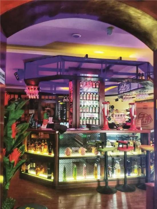 魔幻季节酒吧内景。李心草等人在此点了12瓶500ml的啤酒。此后他们又前往了江对面的热度酒吧。摄影/本刊记者 黄孝光