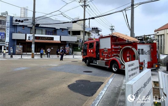日本冲绳县那霸市首里当藏町仍有消防车赶往现场。(晨曦 摄)