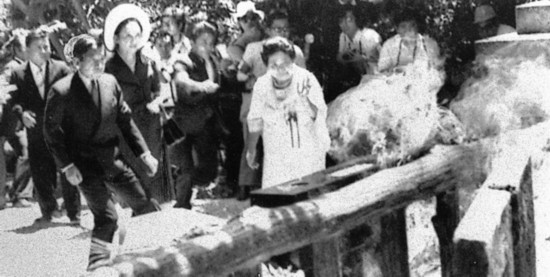 明仁战后首次访问冲绳时遭到火焰瓶袭击（朝日新闻）