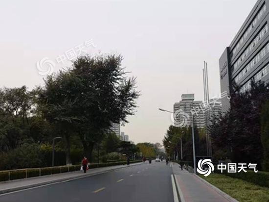 今晨7时，北京海淀区天空阴沉，飘落小雨。（图/王雯雯）