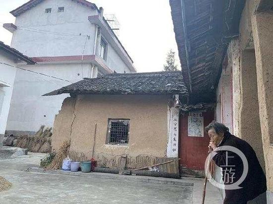 如今54岁的鲁天惠一直与母亲在一起生活。摄影/上游新闻记者 贾晨