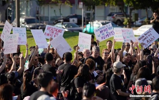 当地时间8月27日，数百名亚裔移民以及移民权益倡导者在美国加利福尼亚州奥克兰举行集会，抗议特朗普政府“公共负担”新规。中新社记者 刘关关 摄