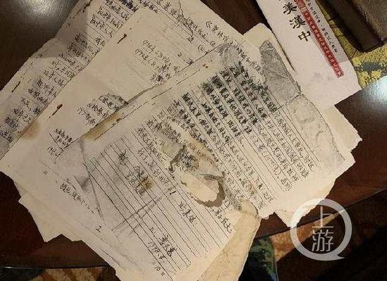鲁天惠的举报材料有些已经被虫咬破。摄影/上游新闻记者 贾晨