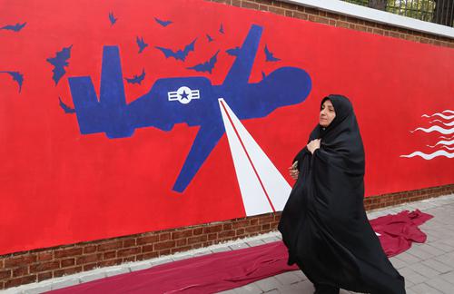  伊朗击落美军无人机相关壁画。图源：法新社