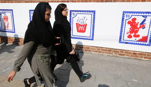  壁画中的米老鼠和麦当劳薯条盒。图源：法新社