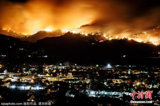 11月2日消息，美国加州Somis地区发生山火，城市上空浓烟滚滚。图片来源：Sipaphoto 版权作品 禁止转载