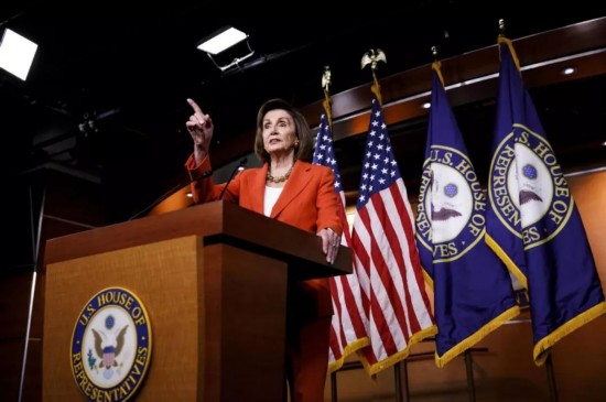 ▲10月31日,华盛顿,美国国会众议长佩洛西在众议院针对总统特朗普进行弹劾调查程序的决议案投票前举行记者会。(新华社发)