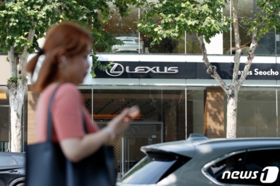 韩国一位女子从日系车店经销店前走过（news 1）