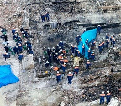 消防人员和警方在首里城北殿废墟中进行调查(日本《冲绳时报》)